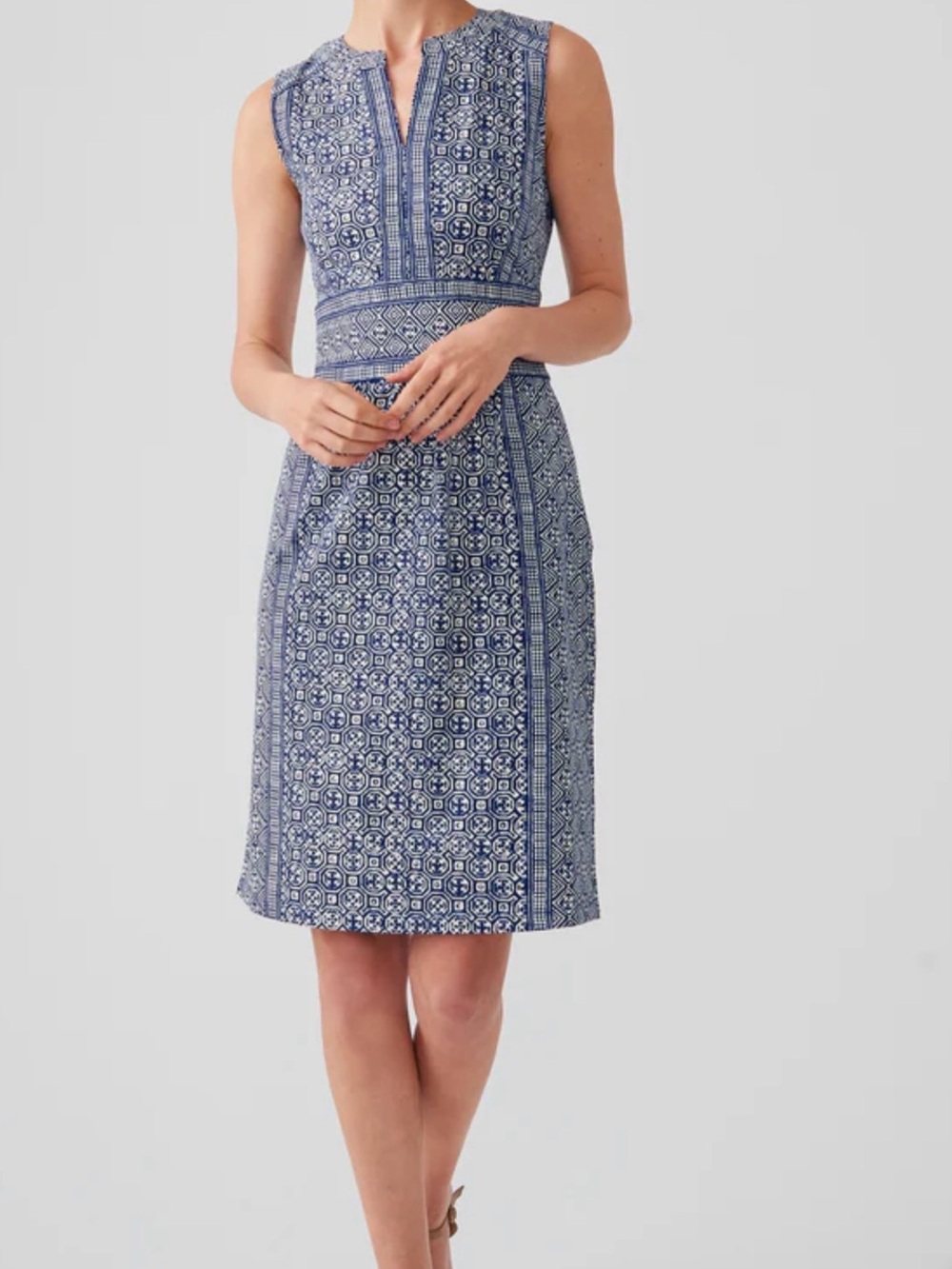 J. McLaughlin Blue Printed Sleeveless Midi Dress - Picture 2 of 11
